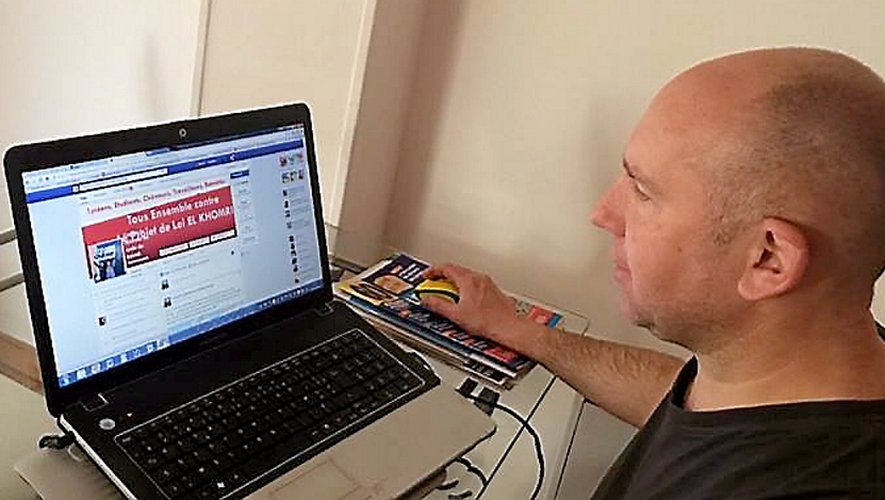 Pascal Mazet devant son ordinateur où il passe régulièrement ses soirées à abonder et modérer le contenu de ses sites et autres pages.