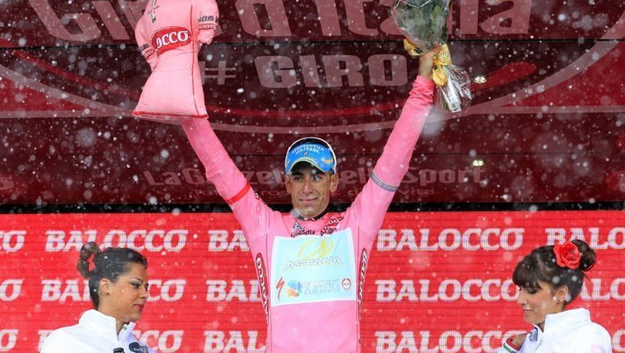 L'Italien Vincenzo Nibali avec le maillot rose de leader du Giro, le 25 mai 2013 aux Tre Cime di Lavaredo
