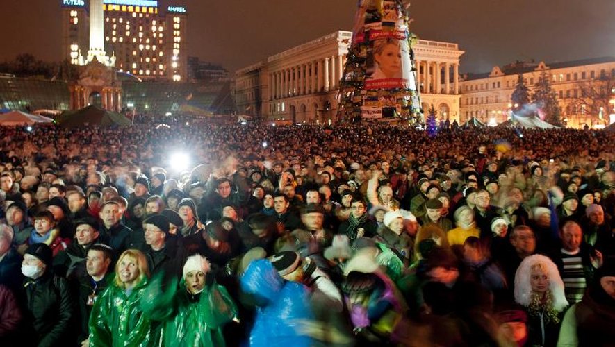 Des Ukrainiens rassemblés place de l'Indépendance écoutent le discours de Ioulia Timochenko, le 22 février 2014 à Kiev