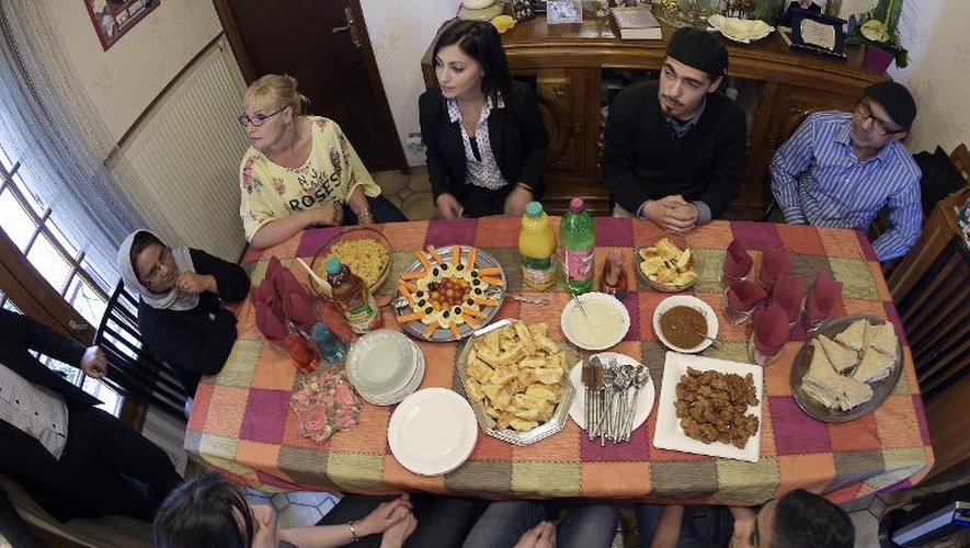 Une famille musulmane accueille des chrétiens autour d'un déjeuner le 14 mai à Eaubonne dans le cadre de de l'opération "briser les tabous"