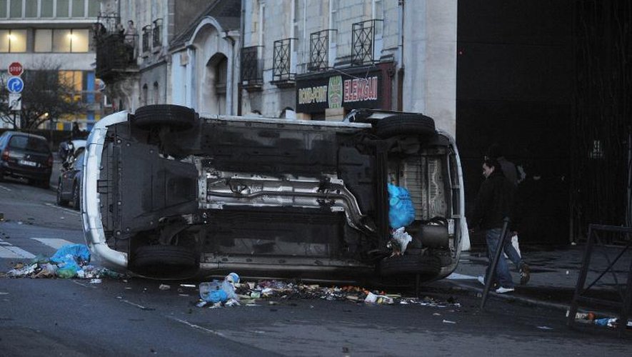 Un véhicule renversé dans une rue de Nantes après une manifestation contre l'aéroport de Notre-Dame-des-Landes, le 22 février 2014