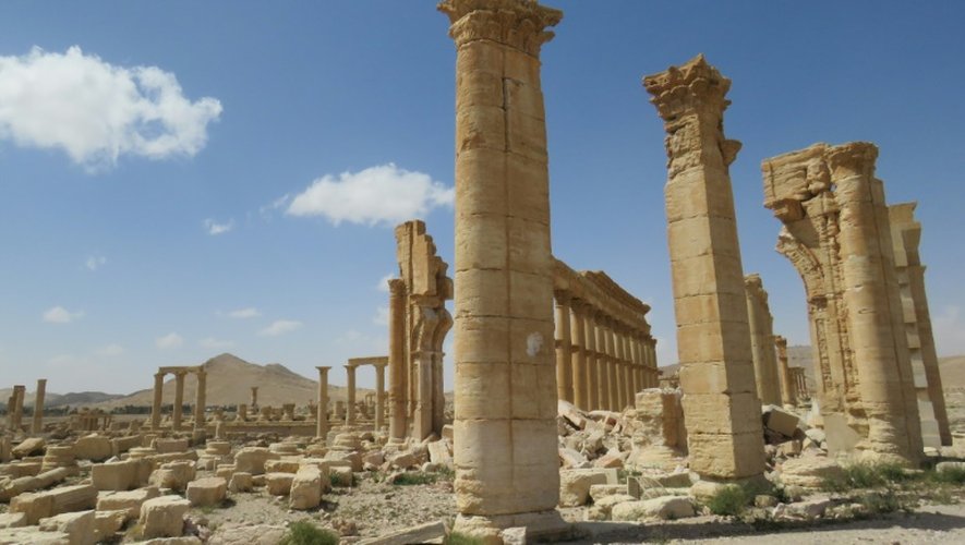 Vue générale de Palmyre en Syrie et des restes de l'Arc de triomphe le 27 mars 2016 après la reprise de la cité antique aux mains du groupe Etat islamique