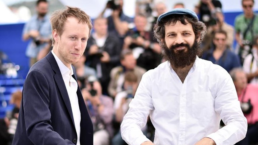Le réalisateur hongrois Laszlo Nemes pose en compagnie de l'acteur  Geza Rohrig, le 15 mai 2015, avant la projection du film en compétition à Cannes