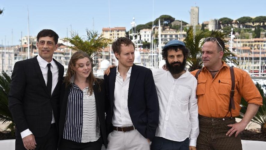 L'équipe du film "Le Fils de Saul" du Hongrois Laszlo Nemes, pose le 15 mai 2015 avant la projection du film en compétition à Cannes