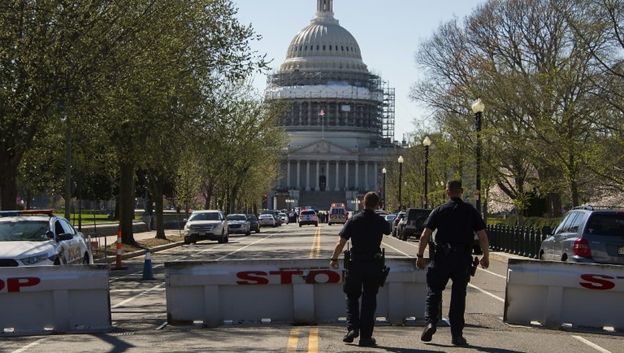 La police du Capitole monte la garde à l'extérieur du bâtiment qui abrite le Congrès américain à Washington le 28 mars 2016