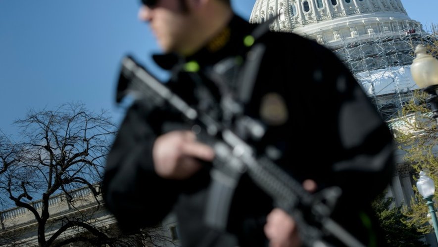 Un agent de police monte la garde devant le Capitole à Washington DC le 28 mars 2016 après que des coups de feu ont été entendus à l'intérieur du bâtiment qui abrite le Congrès américain