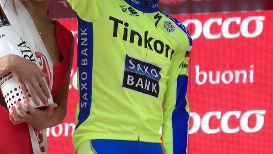 L'Espagnol Alberto Contador, célèbre son maiilot rose de leader du Giro à l'issue de la 6e étape, le 14 mai 2015 à Castiglione della Pescaia