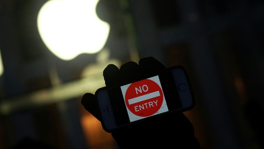 Un manifestant brandit un iPhone avec un symbole "Défense d'entrer", à New York, le 23 février 2016