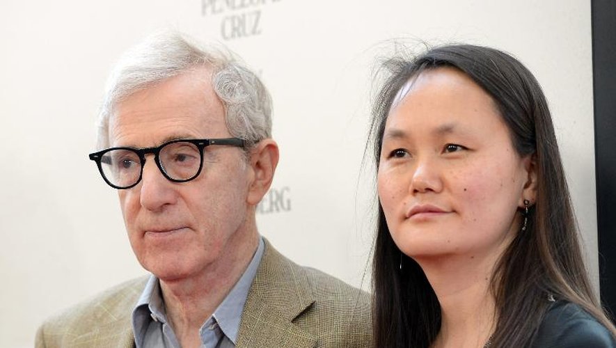 Le cinéaste américain Woody Allen en compagnie de son épouse Soon-Yi le 14 juin 2012 à Los Angeles, en Californie