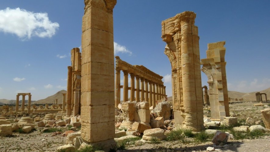 Vue général des restes de l'Arc de Triomphe dans la cité syrienne de Palmyre, le 27 mars 2016