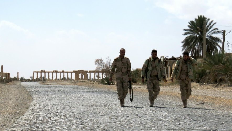 Des soldats syriens après avoir repris Palmyre au groupe Etat islamique (EI), le 27 mars 2016