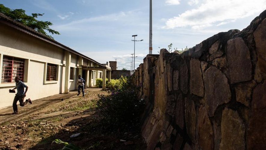 Des habitants fuient les tirs, le 14 mai 2015 à Bujumbura