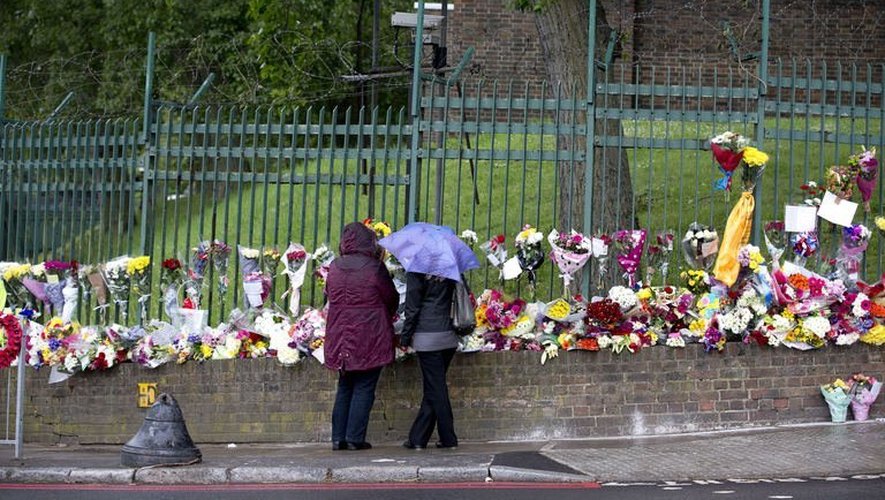 Des personnes viennent rendre hommage, le 24 mai 2013, au soldat tué à Londres