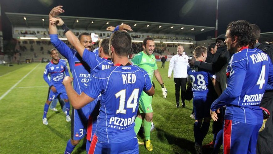 La joie des joueurs de Nice, 4e de Ligue 1 et qualifiés pour l'Europa League, après leur succès à Ajaccio, le 26 mai 2013