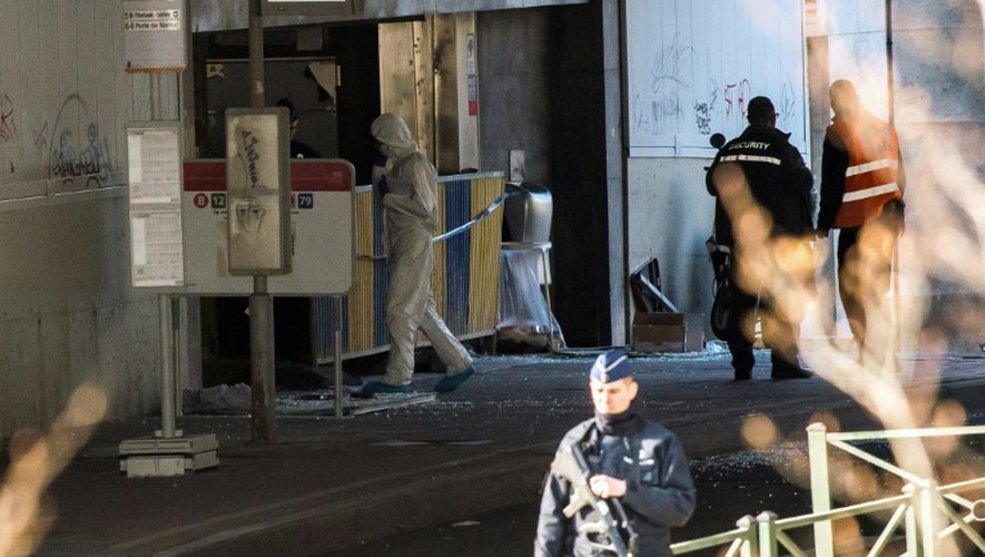 Experts et policiers à la station de métro Maalbeek après l'attaque terroriste le 22 mars 2016 à Bruxelles