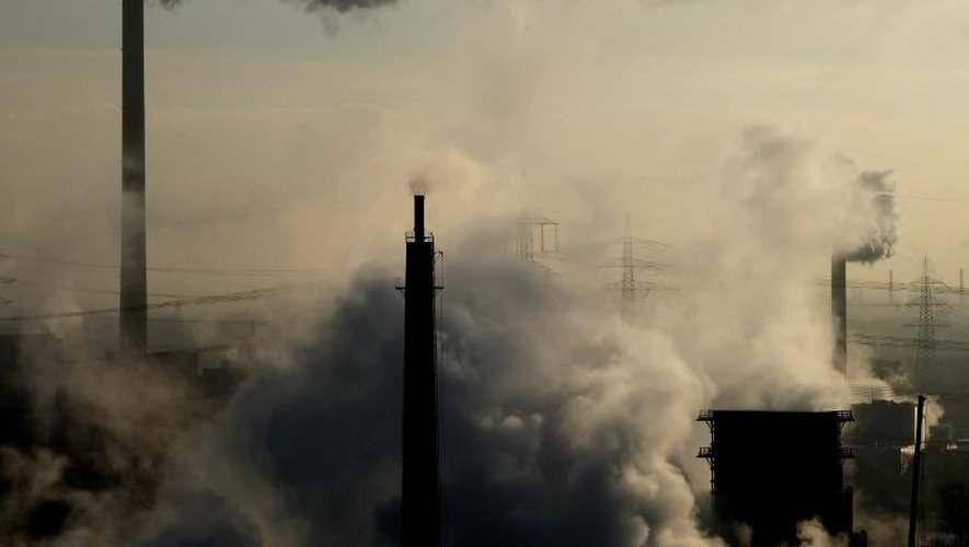 De la fumée s'échappe d'une usine d'ArcelorMittal à Bottrop en Allemagne, le 29 décembre 2014