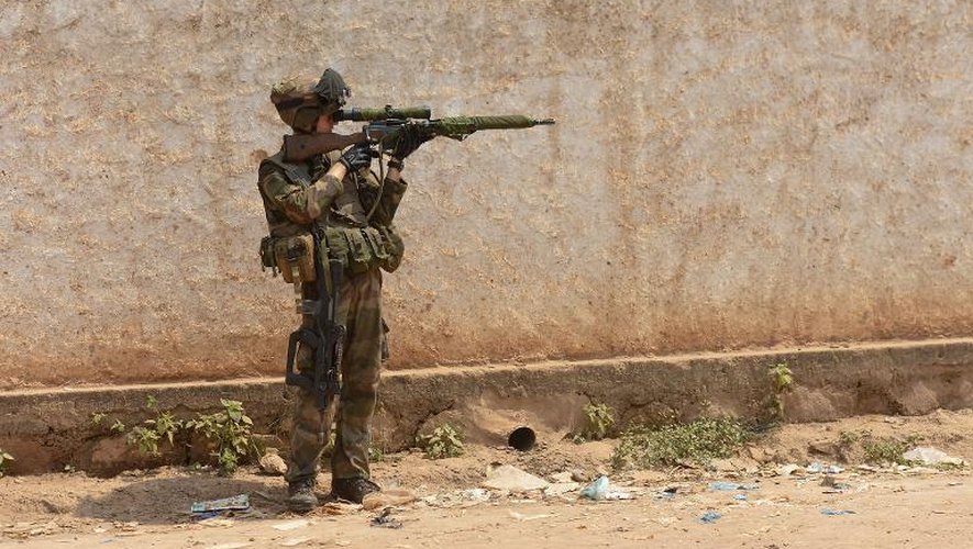 Un soldat français de l'opération Sangaris en patrouille à Bangui le 22 décembre 2013