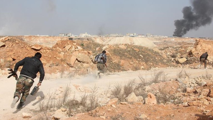 Des combattants rebelles dans les environs d'Alep le 23 février 2014
