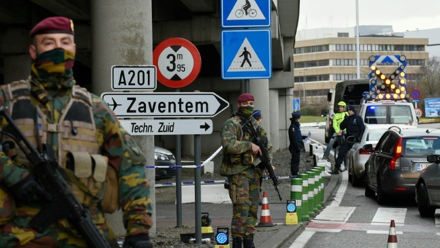 Militaires et policiers belges déployés le 29 mars 2016 à l'aéroport de Zaventem près de Bruxelles