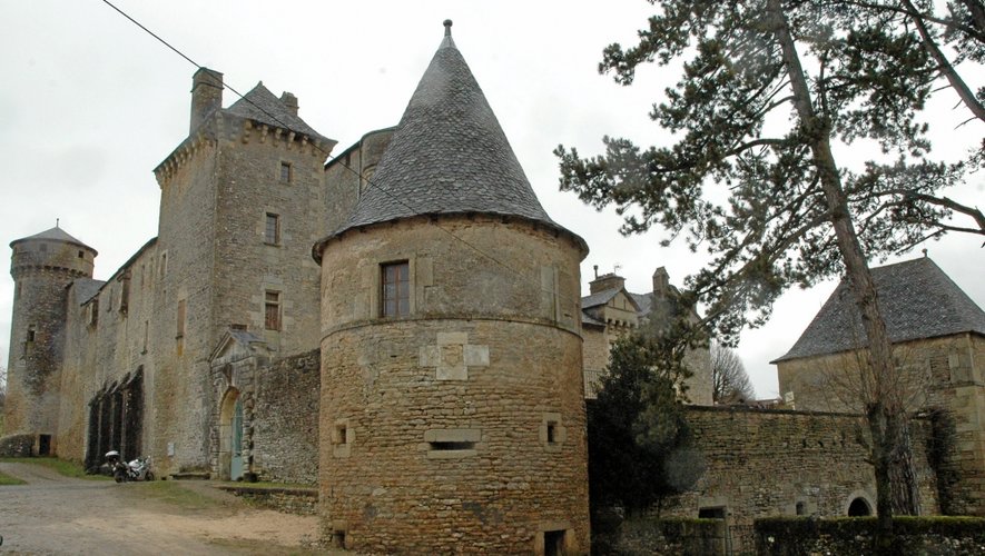 La ferme fortifiée des Bourines entre Laissac et Bertholène, un ensemble architectural exceptionnel.