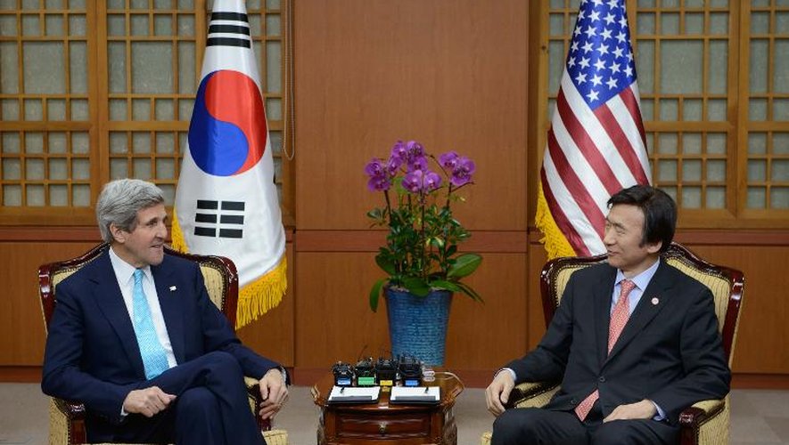 Le secrétaire d'Etat américain John Kerry (G) et le ministre des Affaires étrangères sud-coréen Yun Byung-Se le 13 février 2014 à Séoul