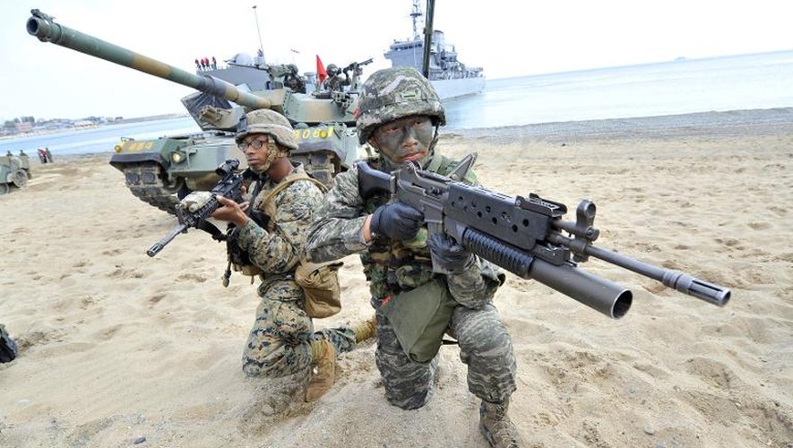 Des Marines sud-coréens (D) et américains prennent part à des manoeuvres d'entraînement conjointes le 26 avril 2013