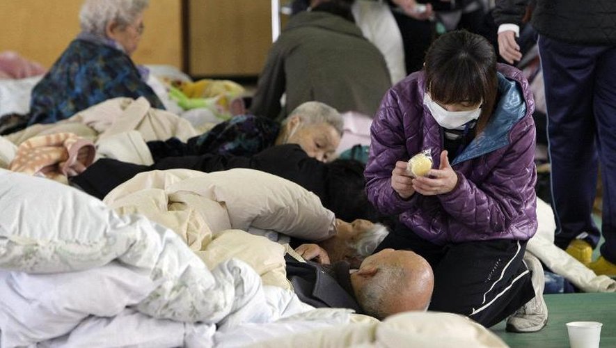 Des personnes âgées sont hébergées dans un abri à Tamura, près de Fukushima, le 13 mars 2011 après le tsunami