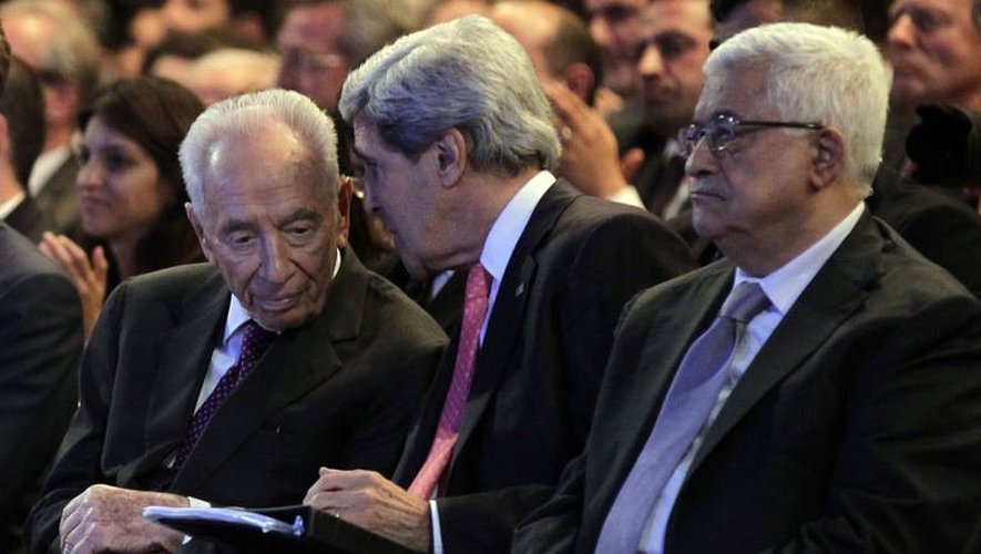 Le secrétaire d'État américain John Kerry (c) discute avec l'Israélien Shimon Peres (g), le 26 mai 2013 à Al-Chounah