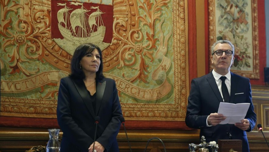 Le bourgmestre de Bruxelles, Yvan Mayeur (d), et la maire de Paris, Anne Hidalgo, le 29 mars 2016 devant le Conseil de Paris