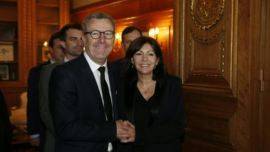 Le bourgmestre de Bruxelles, Yvan Mayeur (g), et la maire de Paris, Anne Hidalgo, le 29 mars 2016, avant leur intervention devant le Conseil de Paris