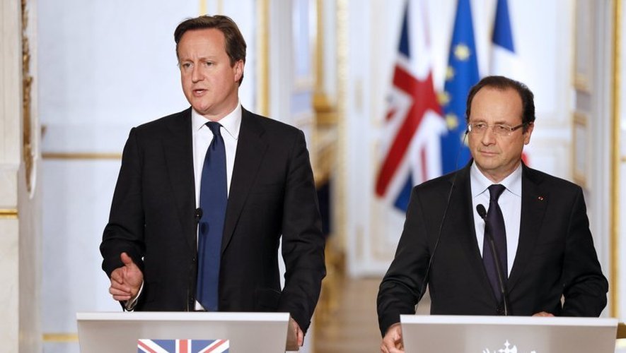 Le président français François Hollande (d) et le Premier ministre britannique David Cameron, le 22 mai 2013 à Paris