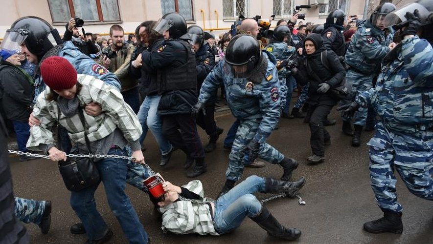 Des policiers arrêtent des personnes manifestant devant un tribunal à Moscou le 24 février 2014