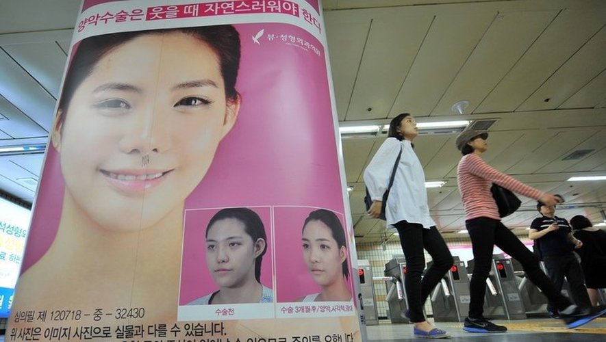 Une affiche pour vanter les opérations esthétiques, le 22 mai 2013, dans le métro de Séoul
