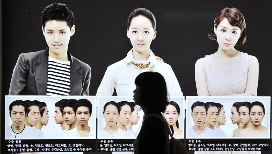 Campagne publicitaire pour remodeler le visage, le 22 mai 2013 dans le métro de Séoul