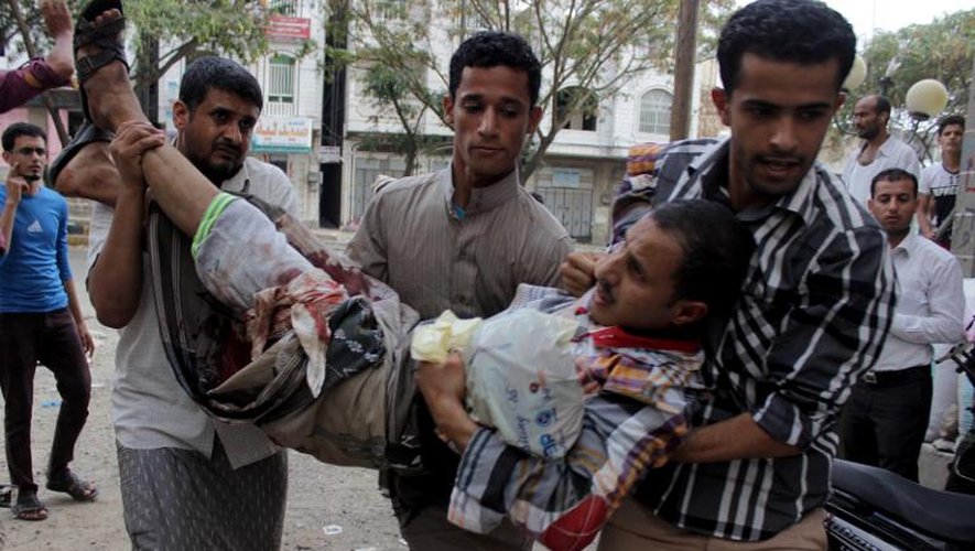 Evacuation d'un homme blessé lors de combats entre rebelles chiites Houthis et leurs adversaires le 15 mai 2015 à Taez au Yémen