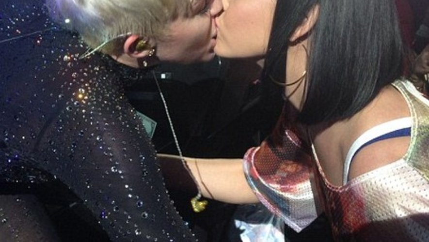 Katy Perry embrasse Miley Cyrus lors de son concert à Los Angeles