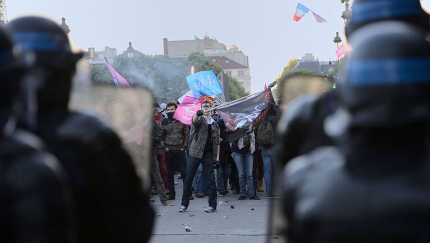 Des manifestants font face à des policiers anti-émeutes après une manifestation contre le mariage homosexuel, le 26 mai 2013 à Paris