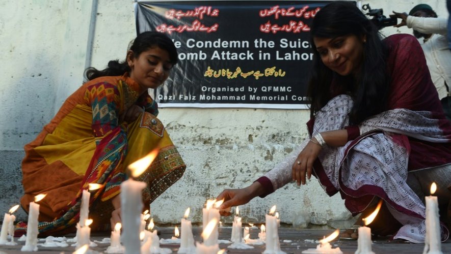 Des  Pakistanais allument des bougies à Karachi le 28  mars 2016  en hommage aux victimes de l'attentat-suicide la veille à Lahore
