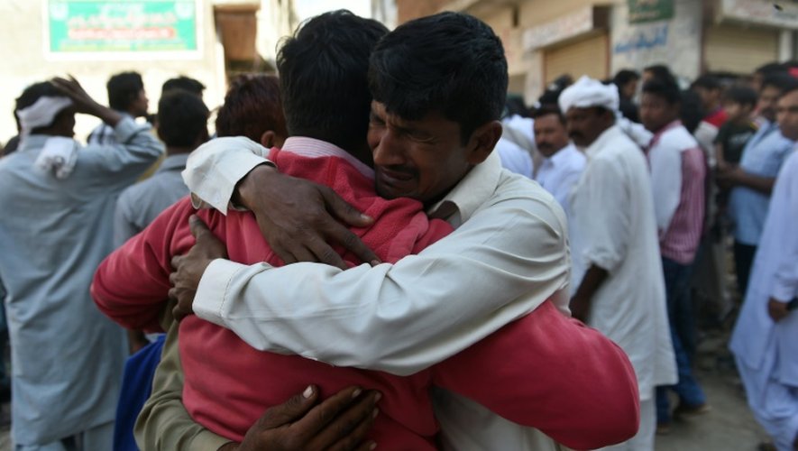 Des Pakistanais de confession chrétienne pleurent la mort d'un proche à Lahore le 28 mars 2016 dans l'attentat-suicide qui a fait 73  morts dans la même ville le dimanche de Pâques le 26 mars 2016