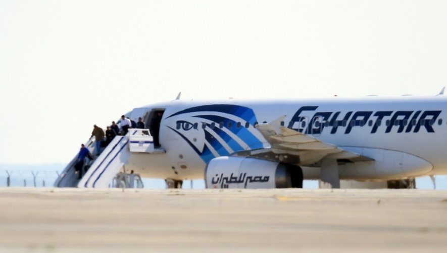 Des passagers quittent l'Airbus A-320 de la compagnie EgyptAir détourné vers l'aéroport de Larnaca à Chypre le 29 mars 2016