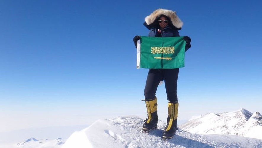 Raha Mouharraq le 18 mai 2013 sur le Mont Everest avec le drapeau de son pays, l'Arabie saoudite