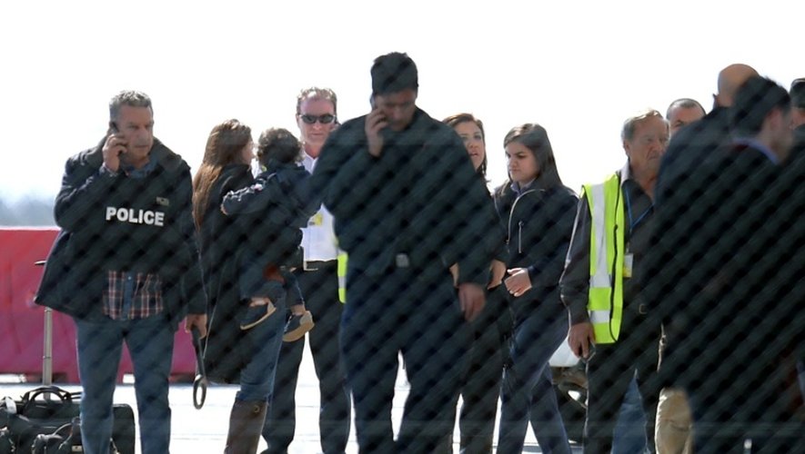 Des passagers de l'Airbus A-320 de la compagnie EgyptAir Airbus à l'aéroport de Larnaca à Chypre le 29 mars 2016 après avoir quitté l'appareil détourné