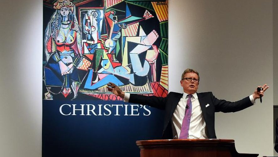 Le président international de Christie's, Jussi Pylkkanen, adjuge le tableau de Picasso "Les Femmes d'Alger (Version O)" le 11 mai 2015 chez Christie's à New York