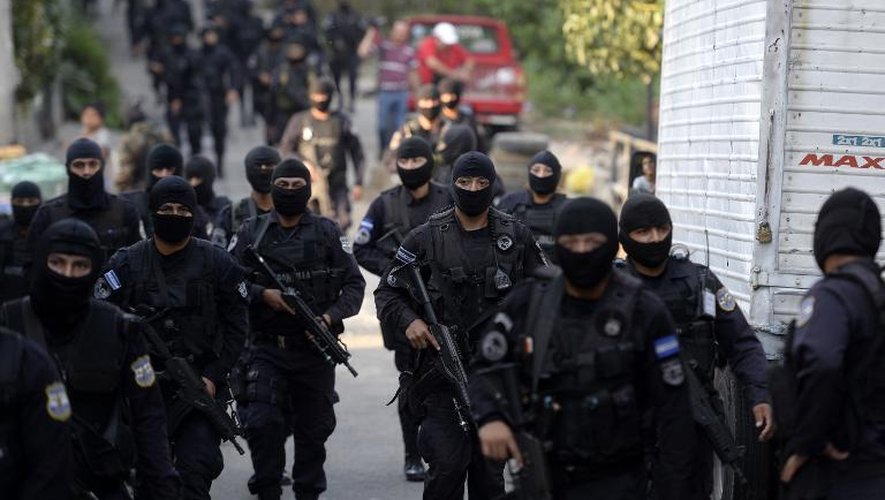 Des membres de la police salvadorienne dans les rues de San Salvador lors d'une opération contre la mara Barrio 18, le 12 mai 2015