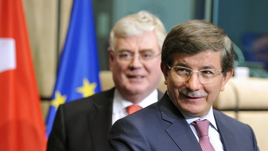 Le ministre turc des affaires étrangères Ahmet Davutoglu (d) à Bruxelles le 27 mai 2013