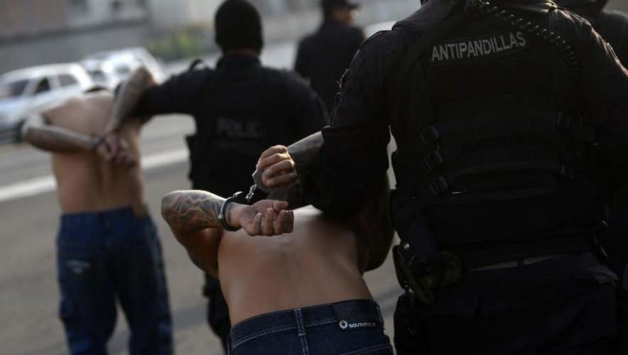 Des membres de la mara Barrio 18 arrêtés lors d'une opération de police à San Salvador, le 12 mai 2015