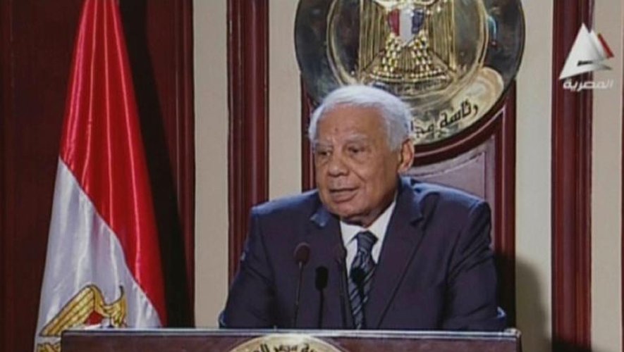 Capture d'écran de la télévision égyptienne du Premier ministre égyptien Hazem el-Beblawi, s'adressant aux médias, le 24 février 2014 au Caire