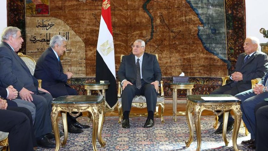 Le président égyptien par intérim Adly Mansour (C) et le Premier ministre par intérim Hazem el-Beblawi (D) au Caire, le 11 février 2014