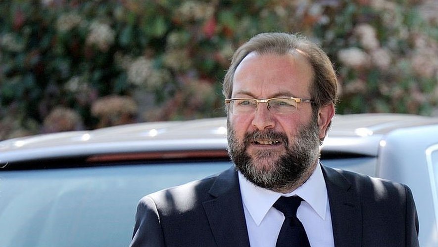 Gérard Dalongeville, ancien maire PS d'Hénin Beaumont répond aux journalistes arrive, le 27 mai 2013 au tribunal de Béthune