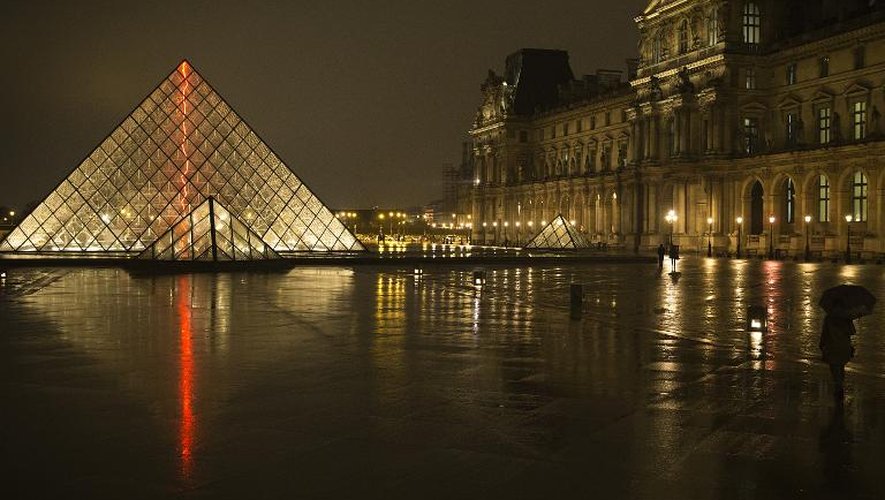 Vue nocturne du musée du Louvre, à Paris